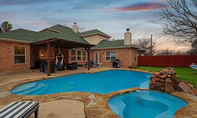 Irving House | Immaculate 5BR Home with Pool & Spa - Guest Rated 9.8