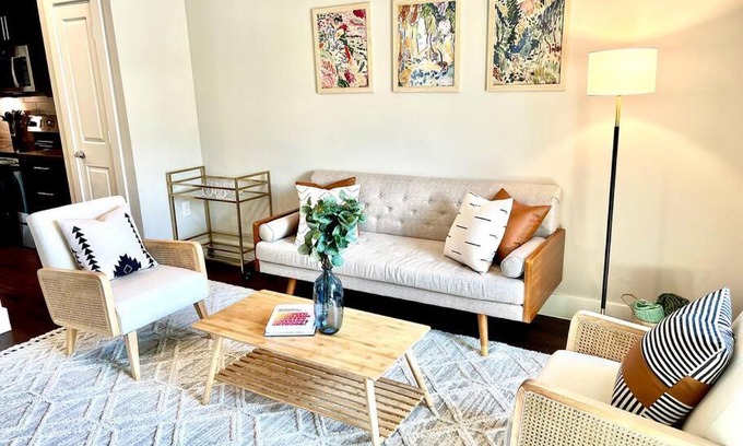 College Station Apartment | Immaculate Apartment with King Bed & Resort Pool Access
