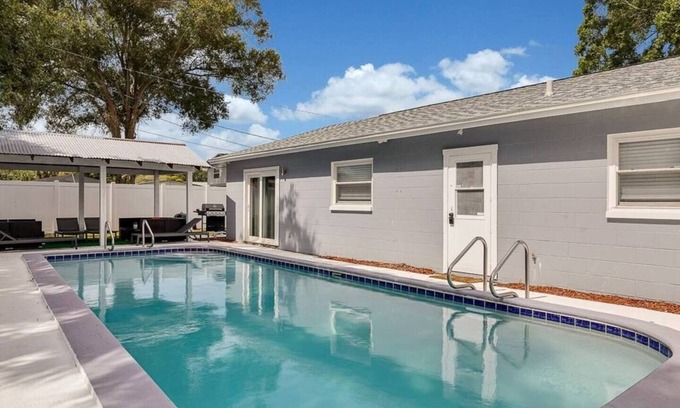 Tampa House | Immaculate Pool House with Spa & Kitchen - Perfect Retreat
