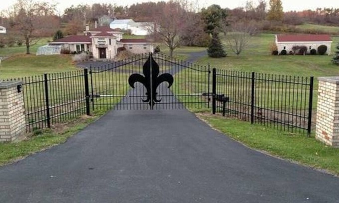 Frostburg House | Immaculate Estate on 10 Acres with Child-Friendly Amenities