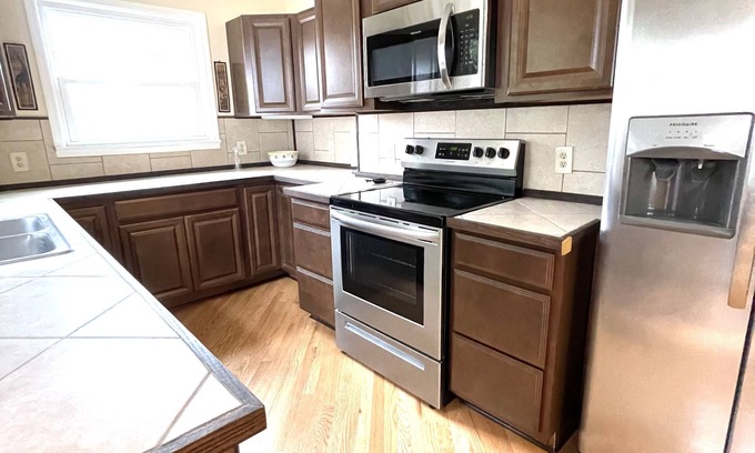 Seneca House | Immaculate Retreat near Ram Cat Alley with Spa & Breakfast