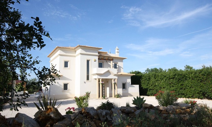Olhao Villa | Immaculate Villa with Infinity Pool & Spa - 9.6/10 Rated