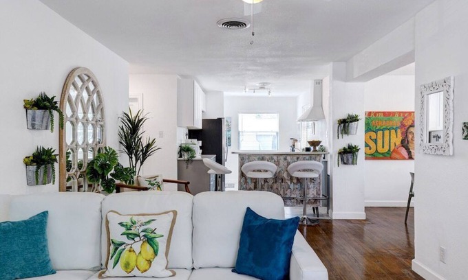 Highland Park House | Immaculate New Casita with Spa and Child-Friendly Amenities
