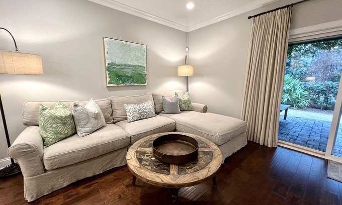 Saint Simons Island House | Immaculate St. Simons Townhouse with Pool & Pet-Friendly Perks