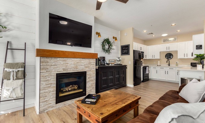 Phoenix House | Immaculate Townhouse with Ocean View & Spa Amenities
