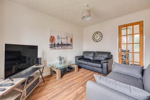 Renhold House | Immaculate Two Bedroom Retreat with Convenient Parking
