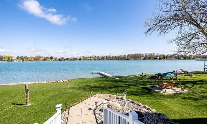 Moscow House | Immaculate Waterfront Cottage on Silver Lake for Families