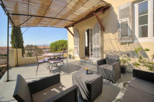 Riou - Petit Juas - Av de Grasse Apartment | Tranquil IMMOGROOM T3: Air-Conditioned Garden Retreat