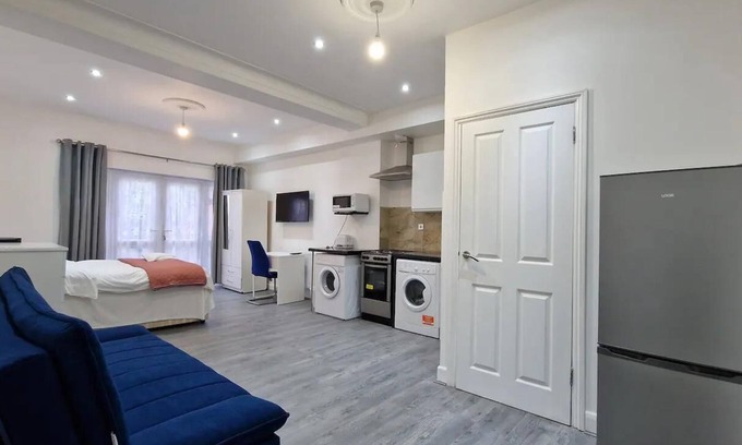 Clayhall Apartment | Delightful 1-Bed Apartment in Ilford with Breakfast