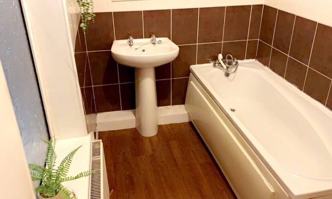 South Elmsall House | Pet-Friendly 1-Bed House in Pontefract with Breakfast