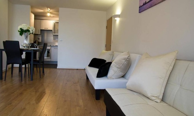 Brentwood Apartment | Cozy 2-Bed Apartment in Brentwood with Breakfast Included