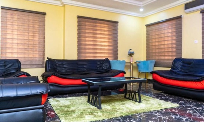 Accra Apartment | Elegant 2-Bed Apartment in Accra with Kitchen & Breakfast