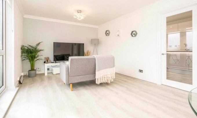 Newton St Loe Apartment | Impeccable 2-Bed Apartment Close to City Centre