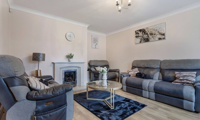 Basildon House | Impeccable 3-Bed House with Breakfast in Basildon