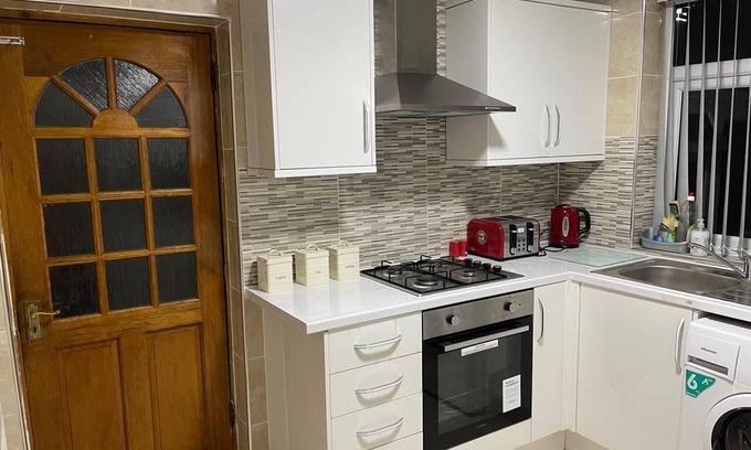 Stonnall House | Inviting 3-Bed House in Birmingham with Breakfast Included