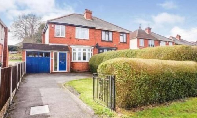 Bilston House | Inviting 4-Bed House in Bilston with Family-Friendly Amenities
