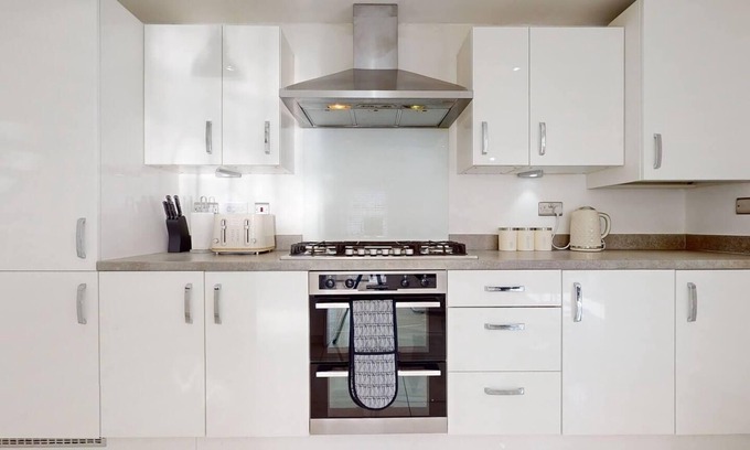 Stanford-le-Hope House | Elegant 4-Bed House in Stanford-le-Hope with Breakfast