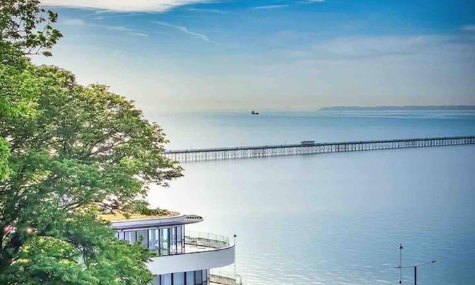 Southend-on-Sea Apartment | Charming 5-Bed Apartment in Southend-on-Sea for Families