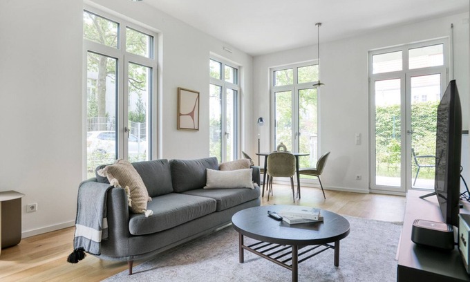 Charlottenburg Apartment | Inviting Charlottenburg 2BR with Garden & Great Amenities