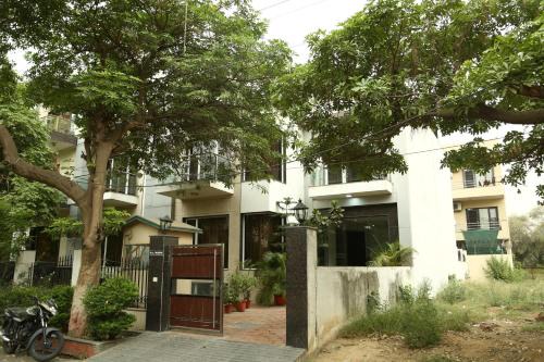 South City I Apartment | Stylish Imperial Apartment Fortis with Pet-Friendly Amenities