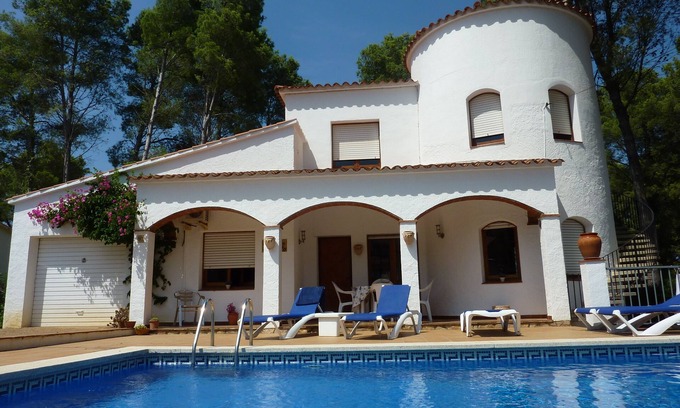 Pals Villa | Stylish 4 Bedroom Villa with Pool, Steps from the Sea