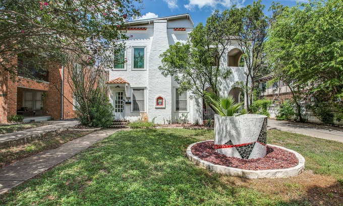 Uptown Apartment | Impressionist Art-Themed 2B Apartment with Spa Amenities