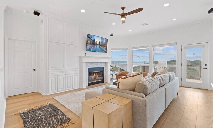 Lakeshore Ranch House | Lake View Mansion: Secluded Retreat with Family-Friendly Perks