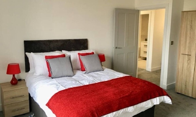 Rhos on Sea Apartment | Modern 2 Bed Apartment with Pool and Spa, Rated 8.8/10