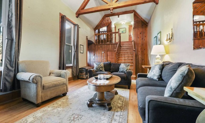 Sturgeon Bay Hotel | Delightful Queen Suite with Jet Tub in Downtown Oasis