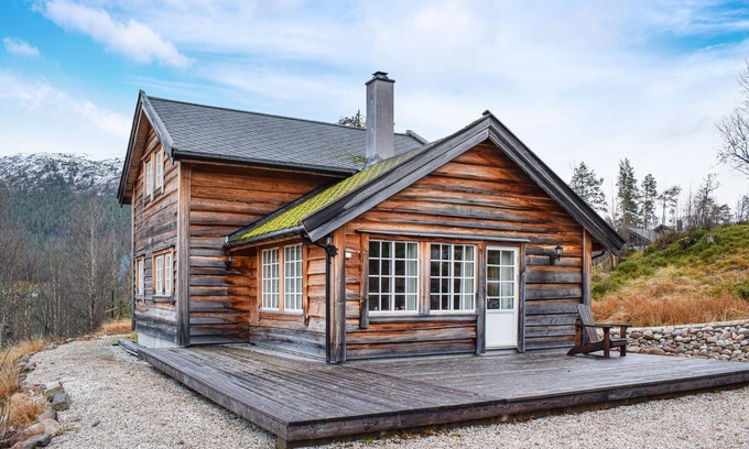Stalheim House | Serene Log House Retreat with Lake View and Spa Amenities