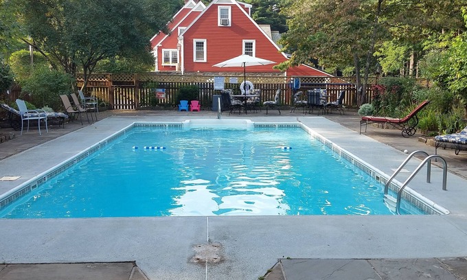 Southbridge House | Experience Waterfront Bliss at Sturbridge Village Estate