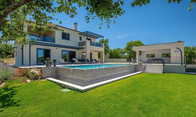 Sajini Villa | Idyllic Nature Retreat with Pool & Ocean Views - 10/10 Rating