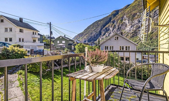 Ardalstangen Apartment | Modern Apartment with Fjord View in Årdalstangen