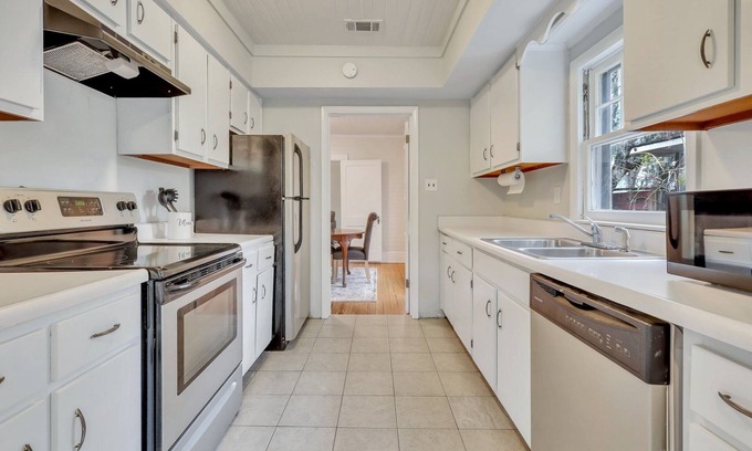 Hinesville House | Ideal Stay in Hinesville near Fort Stewart Main Gate