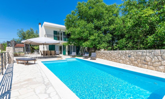 Srijane House | In Srijane in the Dalmatian hinterland is located this semi-detached house, which is spread over two