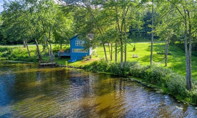 Swan Lake House | Cozy Lake House Retreat with Scenic Views and Breakfast