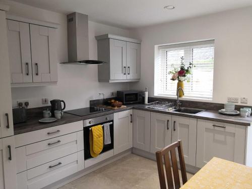 Donegal House | Tranquil Retreat: Eco-Friendly Stay Near Town with Hot Tub