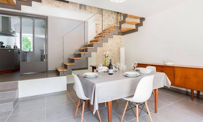 La Garde-Adhemar House | Embrace Relaxation at Château Courtyard in Drôme Provençale