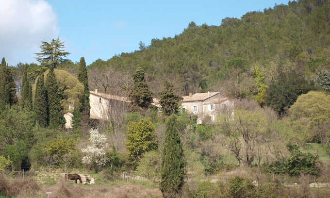 Cannes-et-Clairan Cottage | Discover Serenity in Scrubland & Vineyards with Scenic Views