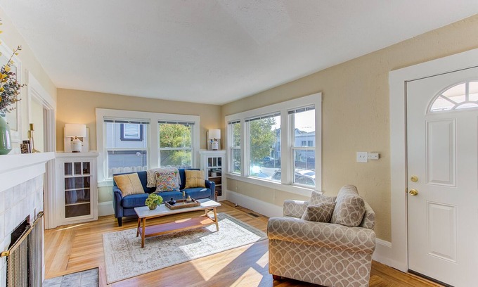 Upper Telegraph House | Central Berkeley Retreat: Family-Friendly 2BR with Breakfast