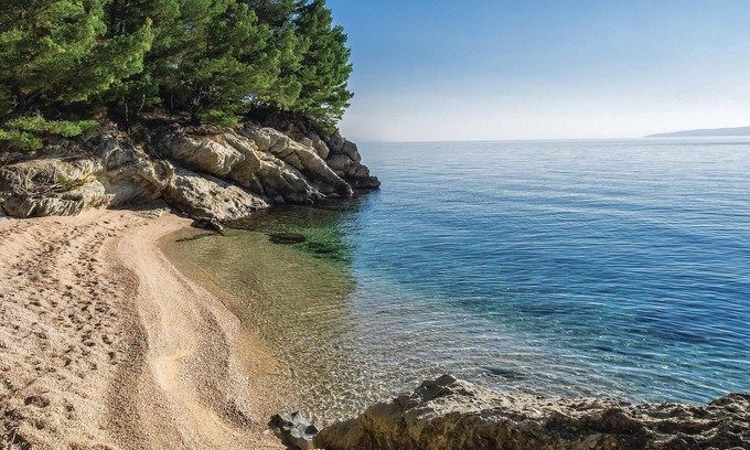 Pisak Apartment | Explore Dalmatia: Oceanfront Retreat Near Omi's Excitement