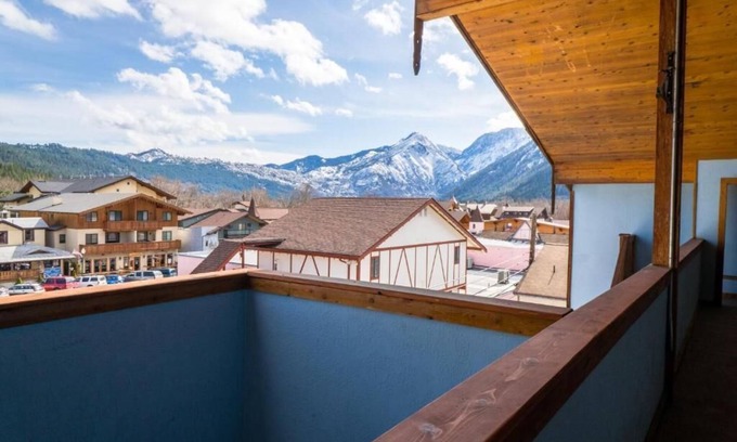 Leavenworth Apartment | In the heart of downtown - Front Street - Leavenworth's main shopping/dining street