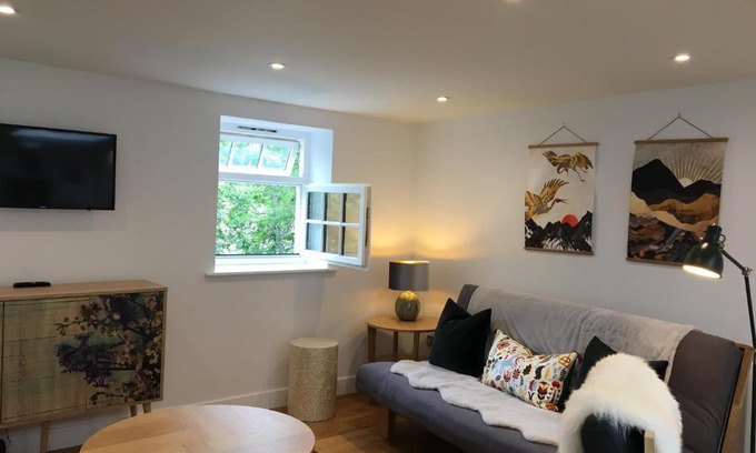 Glastonbury Apartment | Discover In the Heart of Glastonbury - Family-Friendly Stay