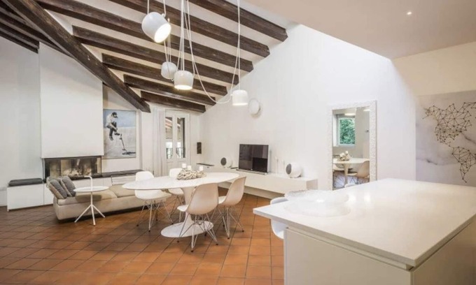 Historic Centre Apartment | Prime Location in Padua with Breakfast & Kitchen Amenities
