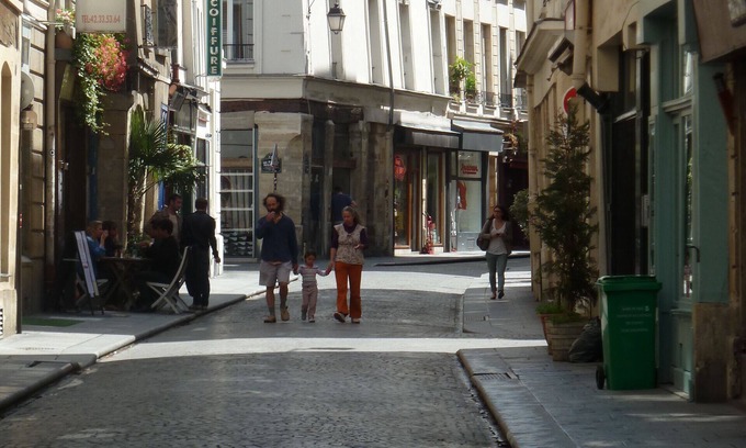 Quartier du Mail Apartment | Explore Paris: Pet Friendly Stay with Spa & Hot Tub