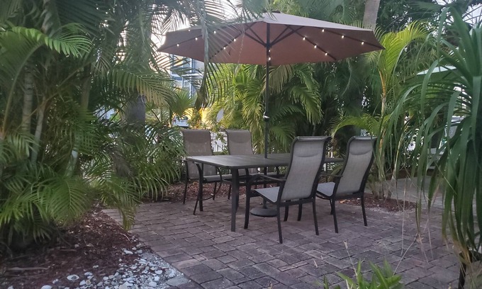Siesta Key Village Villa | Prime Location in Siesta Key Village Near the Beach