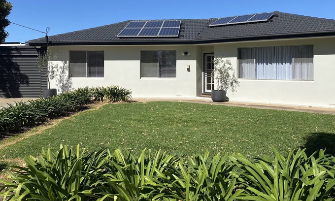 Tanunda House | Discover the Barossa Valley: 5-Bedroom Retreat with Spa