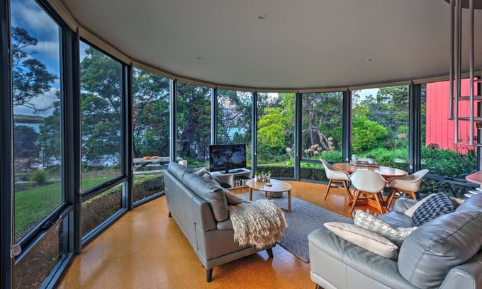 Coles Bay Apartment | Scenic Ocean & Mountain Views with Free WiFi in Town
