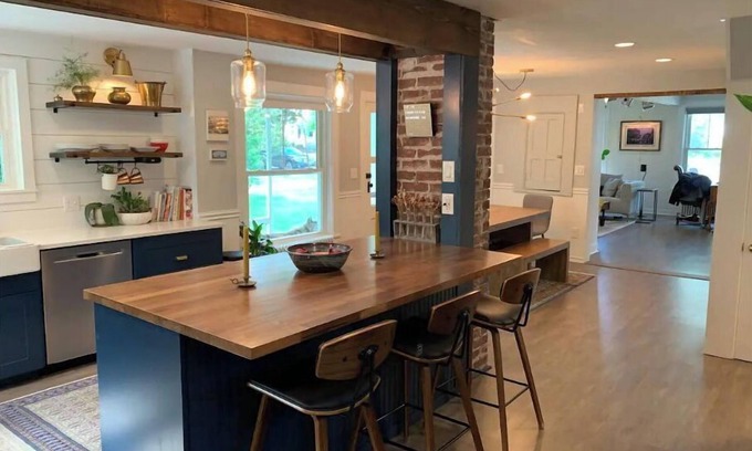 Middlebury - Warren House | Modern Farmhouse Retreat with Ocean Views in Town Center