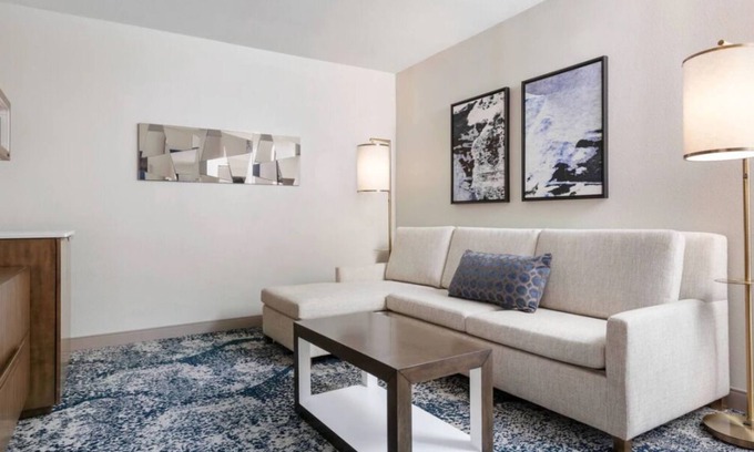 Northeast Virginia Beach Hotel | Relaxing Units with Pool in the Heart of Virginia Beach